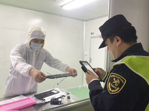 全國空運口岸首個用于集成電路進出境現(xiàn)場查的無塵潔凈室已投入使用 全國空運口岸首個用于集成電路進出境現(xiàn)場查的無塵<a href=